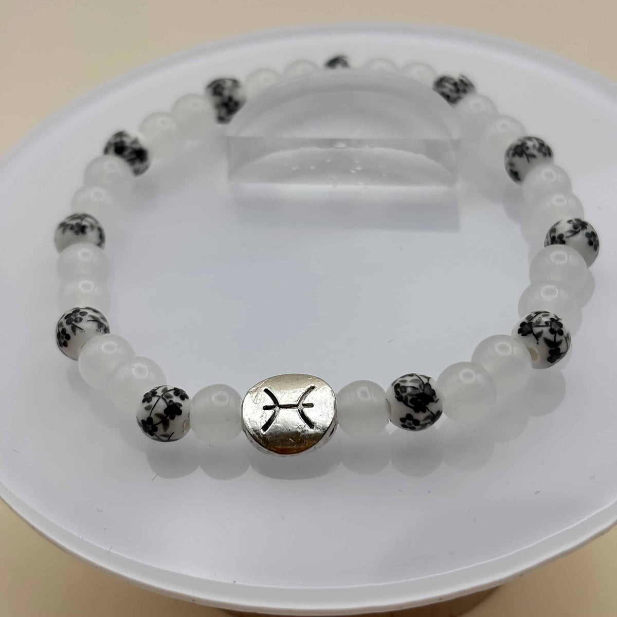 Un beau bracelet artisanal en pierres naturelles avec le signe zodiacal du poisson