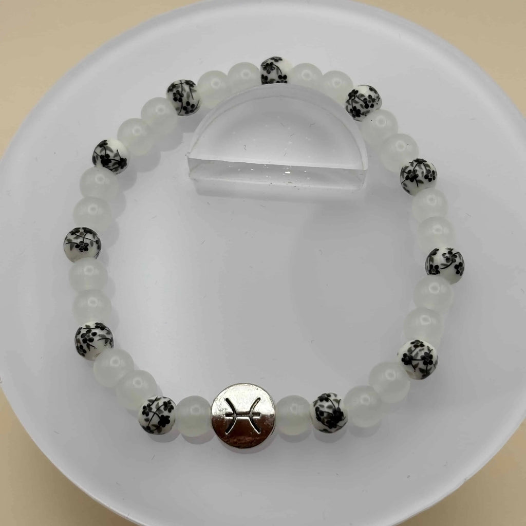 Bracelet artisanal en pierres naturelles avec le signe zodiacal du poisson