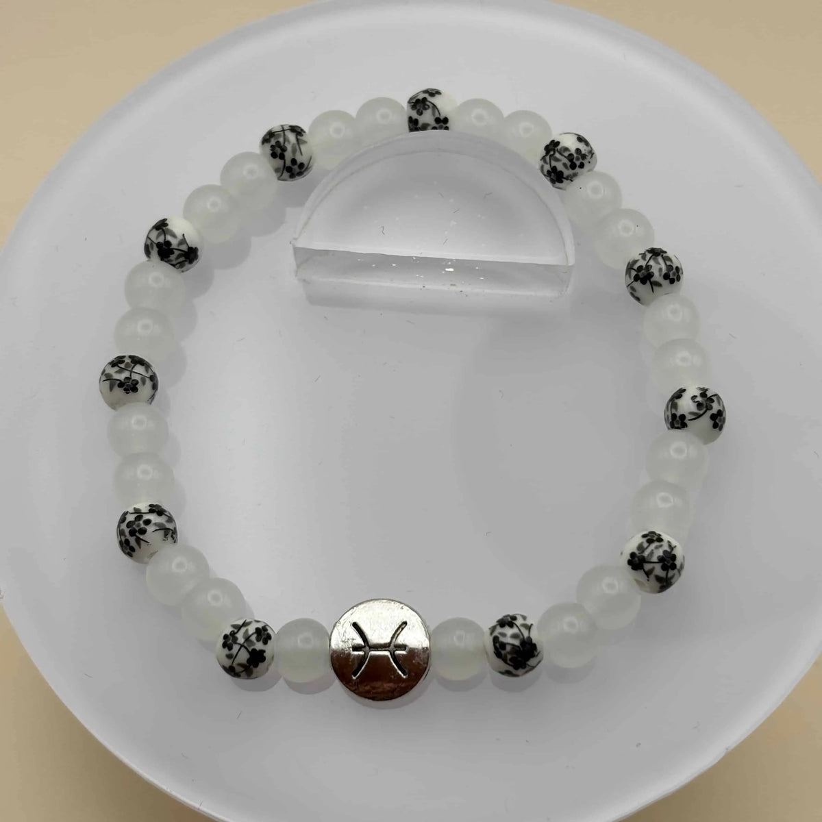 Bracelet artisanal en pierres naturelles avec le signe zodiacal du poisson