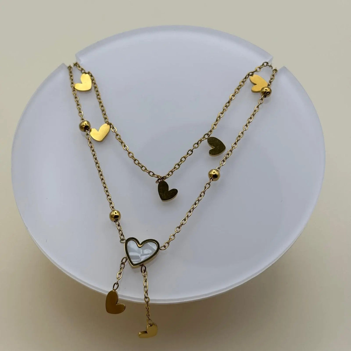 Bracelet de cheville avec chainette dorée et breloques coeur blanc