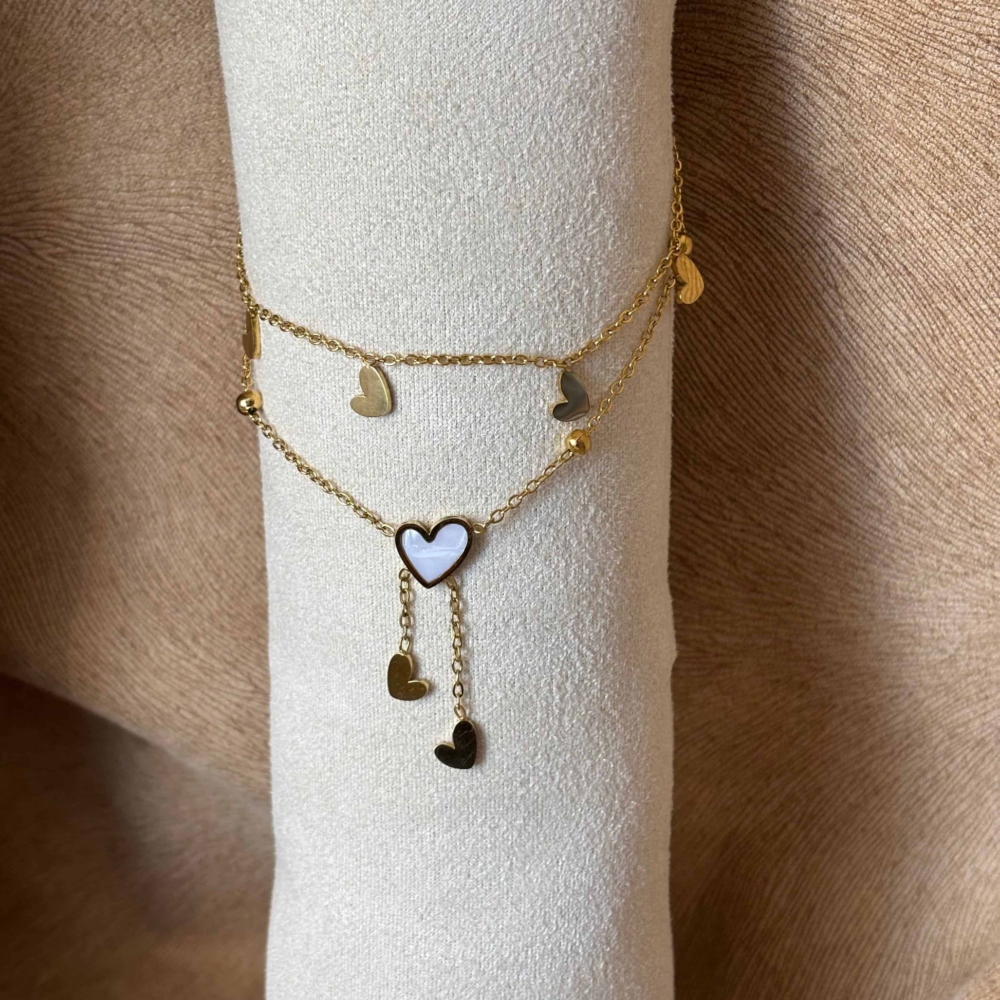 Bracelet de cheville
Chainette dorée
Breloques coeur