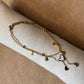 Bracelet de cheville
Chainette dorée
Breloques coeur