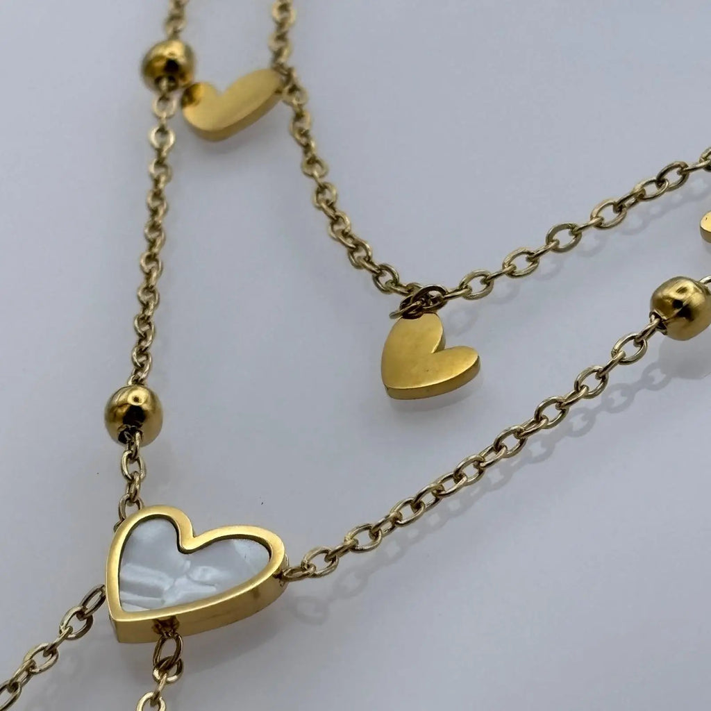 Bracelet de cheville avec chainette dorée et des breloques coeur blanc