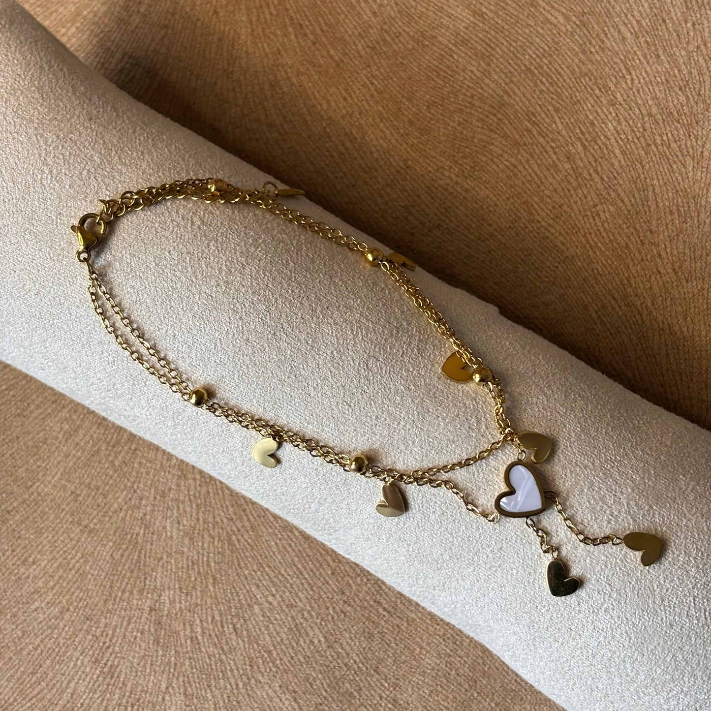 Bracelet de cheville
Chainette dorée
Breloques coeur