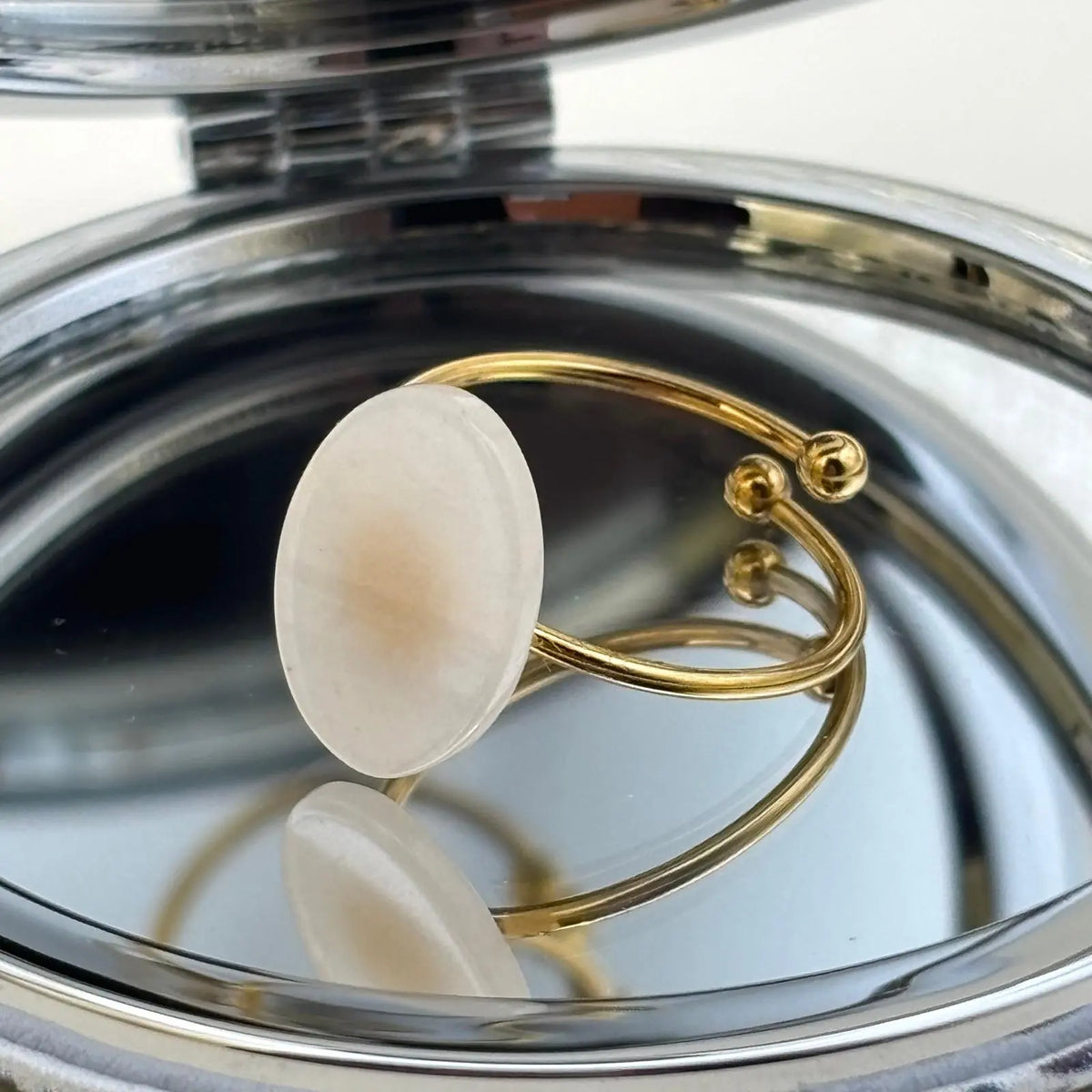 Bague dorée ajustable avec motif de pierre plate bkanche