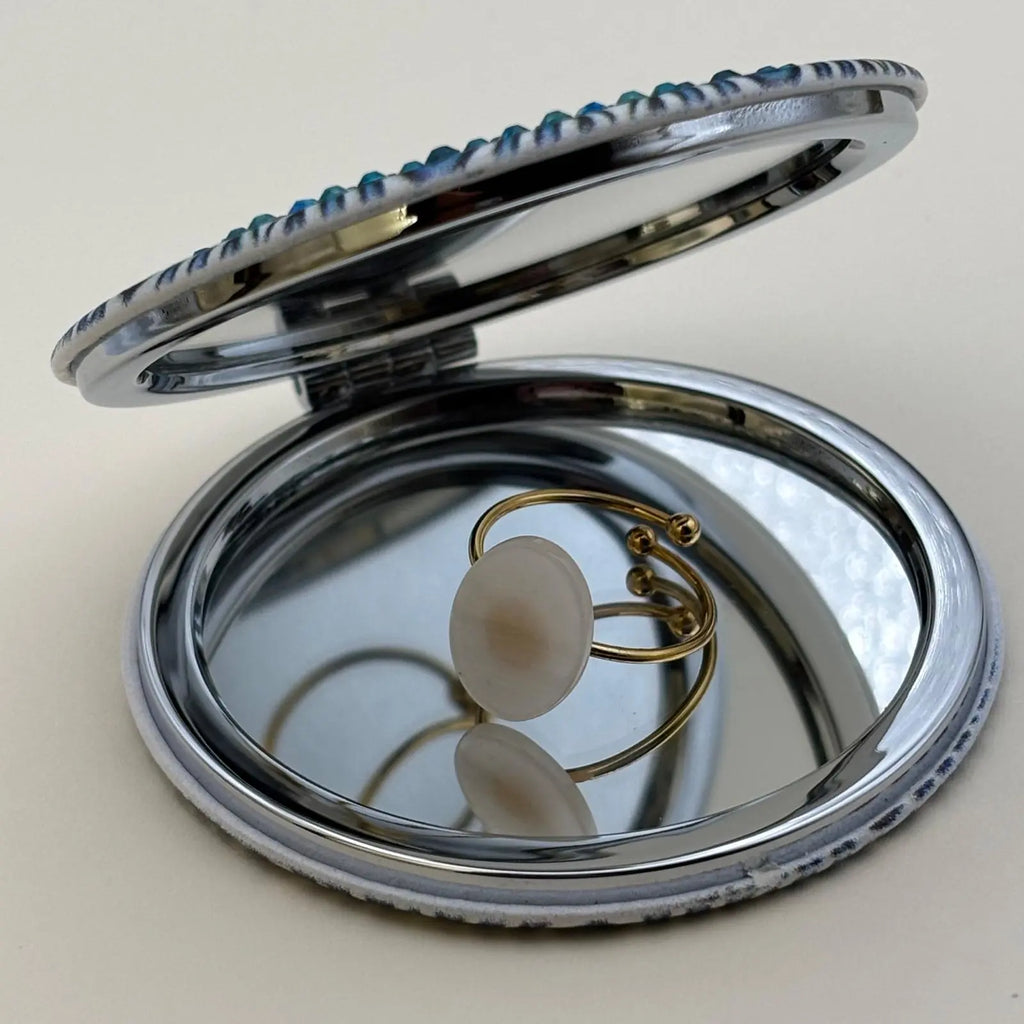 Bague dorée ajustable avec un motif de pierre plate blanche