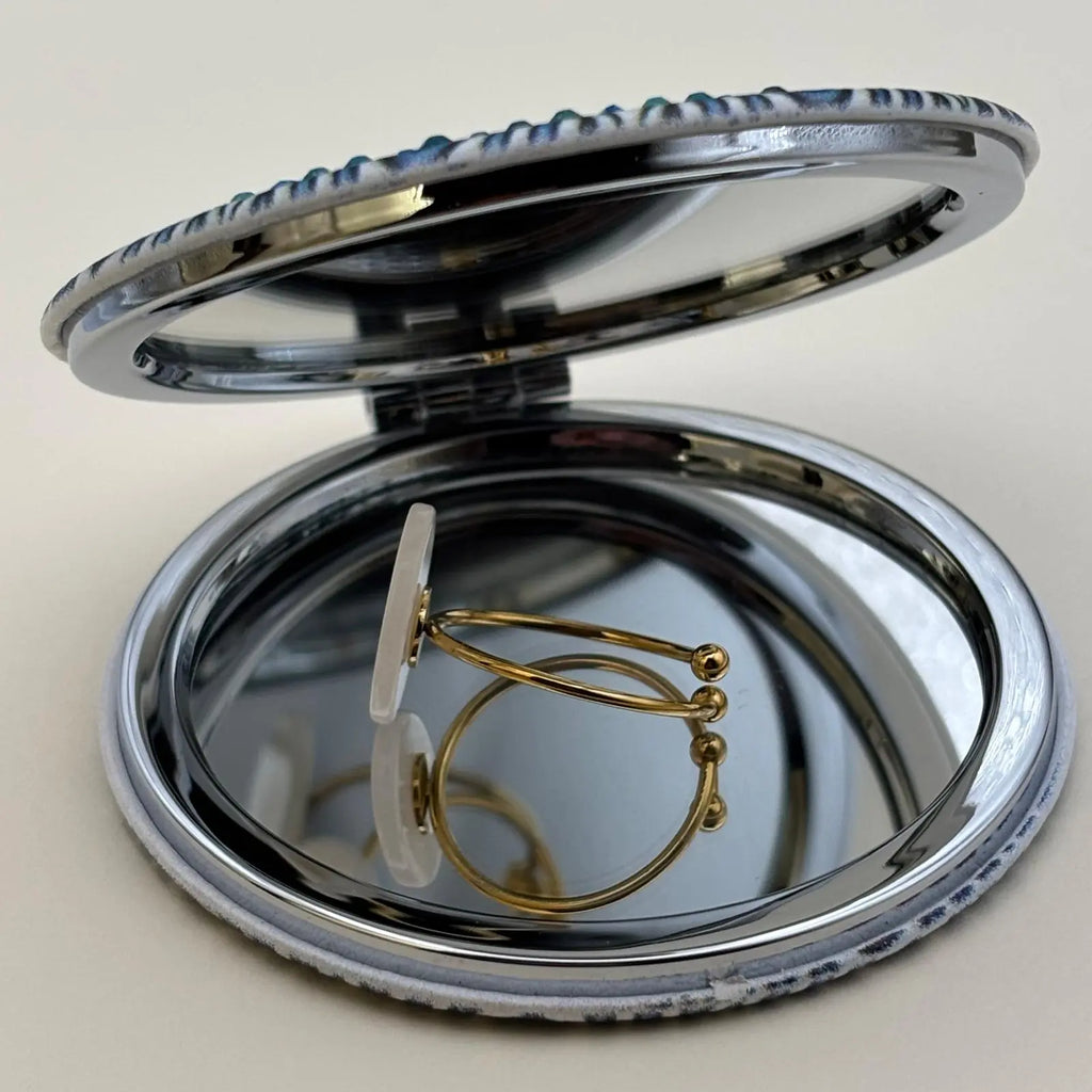 Bague dorée ajustable avec un motif de pierre ovale plate blanche