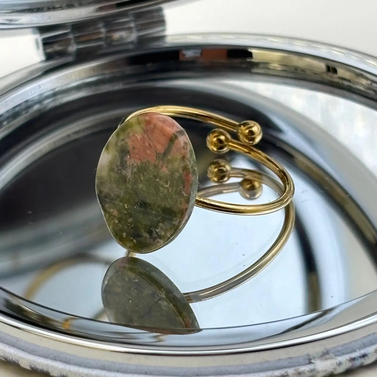 Bague dorée ajustable avec motif de pierre plate rose