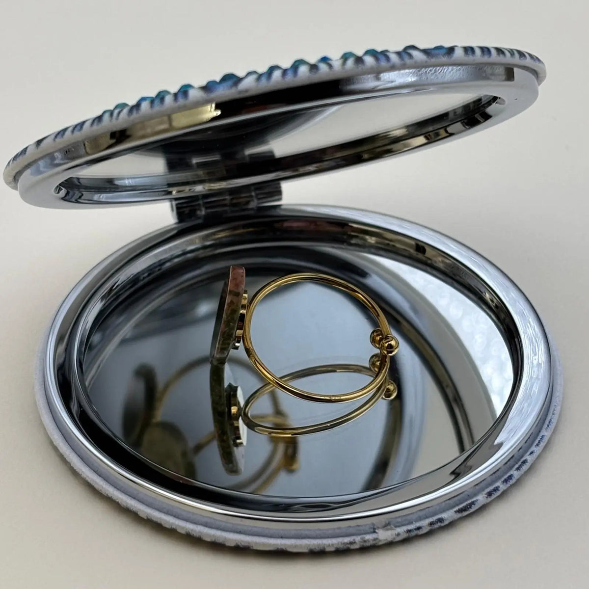 Bague dorée ajustable avec un motif de pierre ovale plate rose