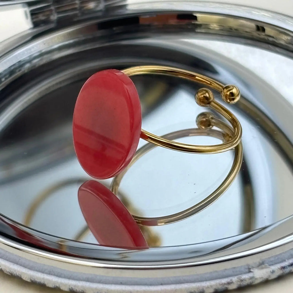 Bague dorée ajustable avec motif de pierre plate rouge 