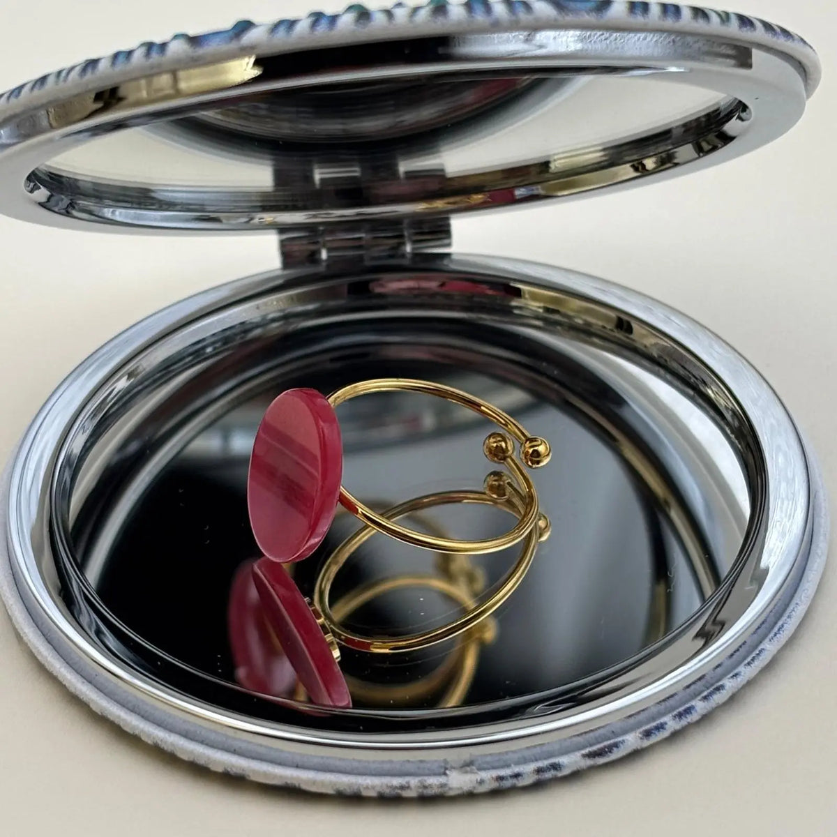 Bague dorée ajustable avec un motif de pierre plate rouge 