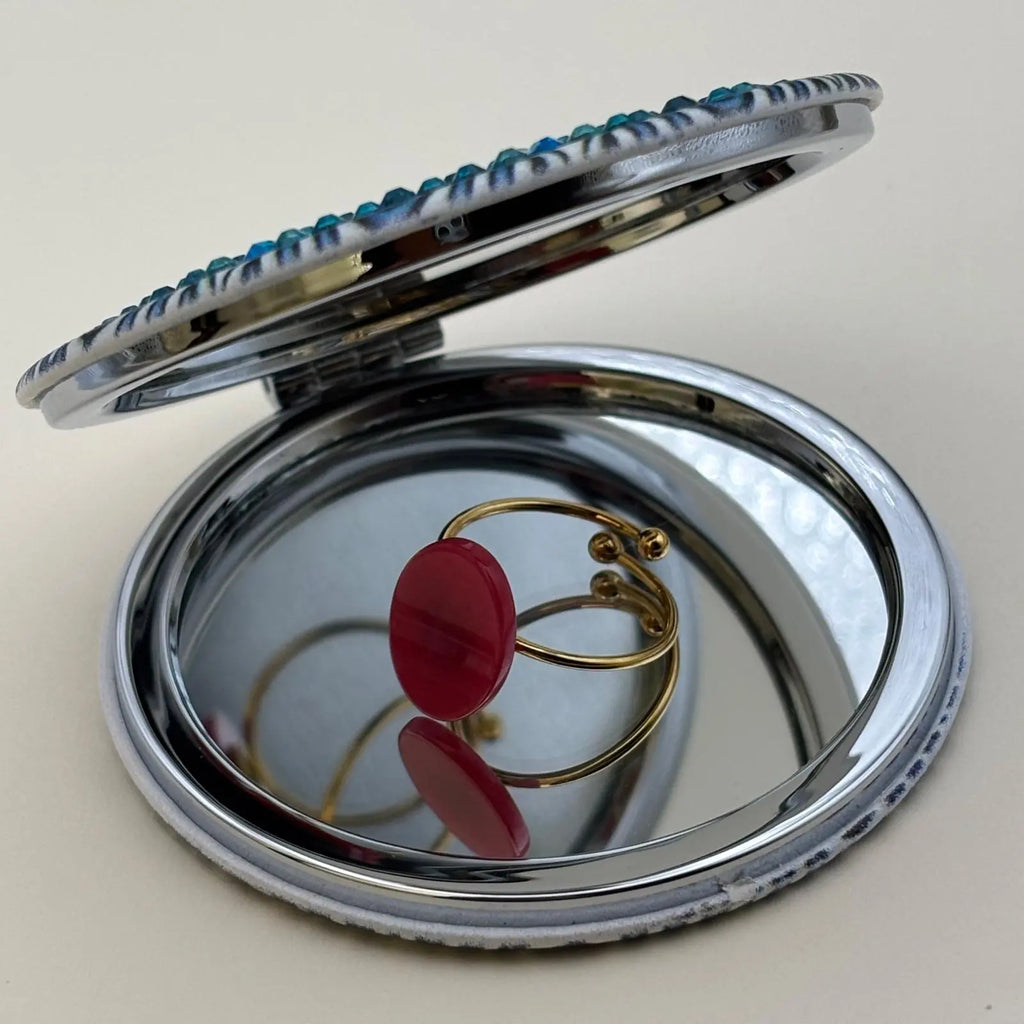 Bague dorée ajustable avec un motif de pierre ovale plate rouge