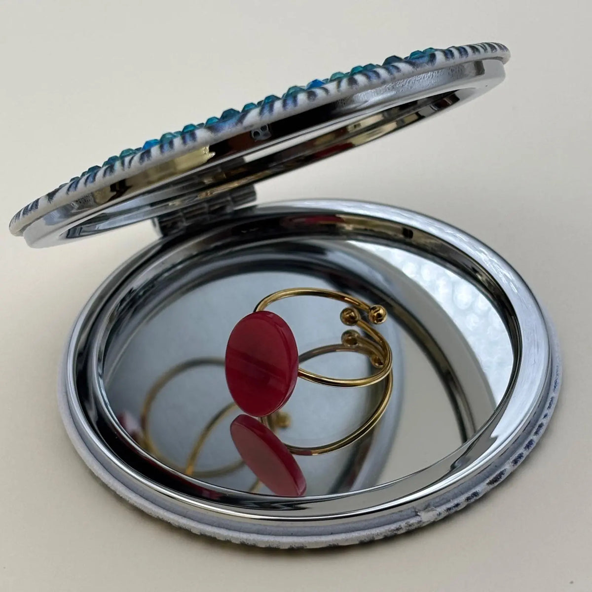 Bague dorée ajustable avec un motif de pierre ovale plate rouge