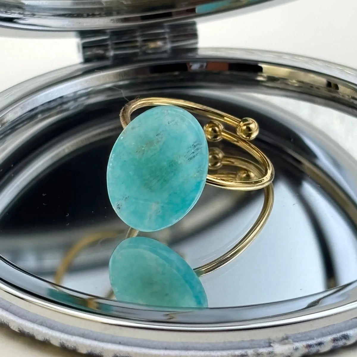 Bague dorée ajustable avec motif de pierre plate verte