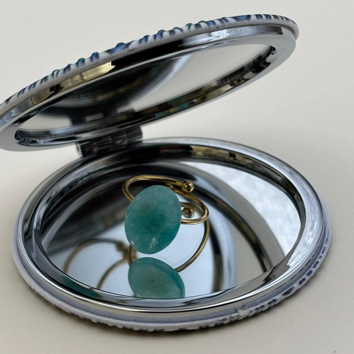 Bague dorée ajustable avec un motif de pierre plate verte