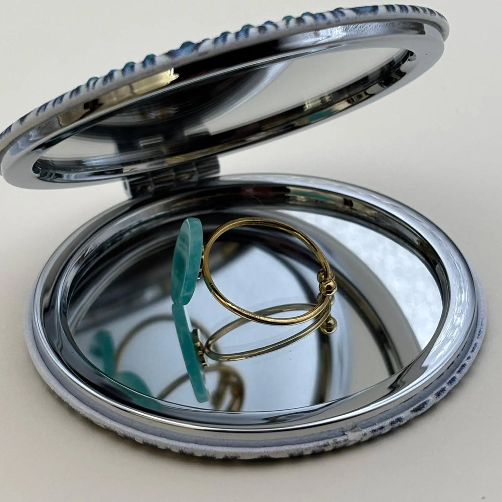 Bague dorée ajustable avec un motif de pierre ovale plate verte