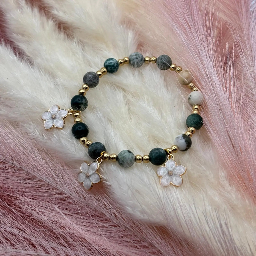 Bracelet en perles artisanal avec breloques fleurs nacrées et perles naturelles vertes sur élastique