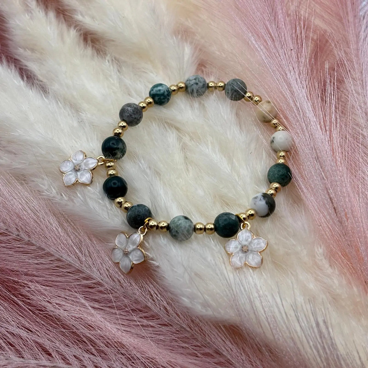 Bracelet en perles artisanal avec breloques fleurs nacrées et perles naturelles vertes sur élastique