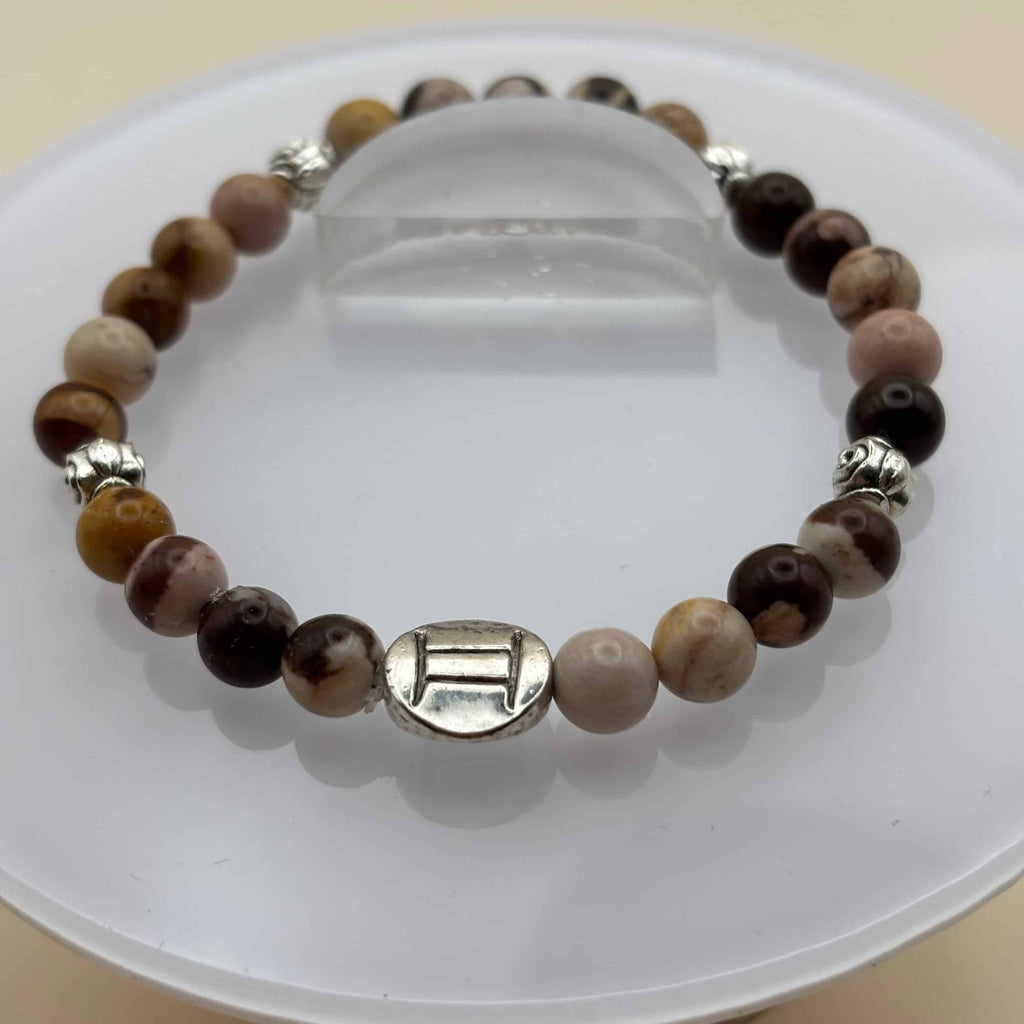 Bracelet en perles sur élastique avec perles en porcelaine et en verre et médaillon avec le signe du gémeaux