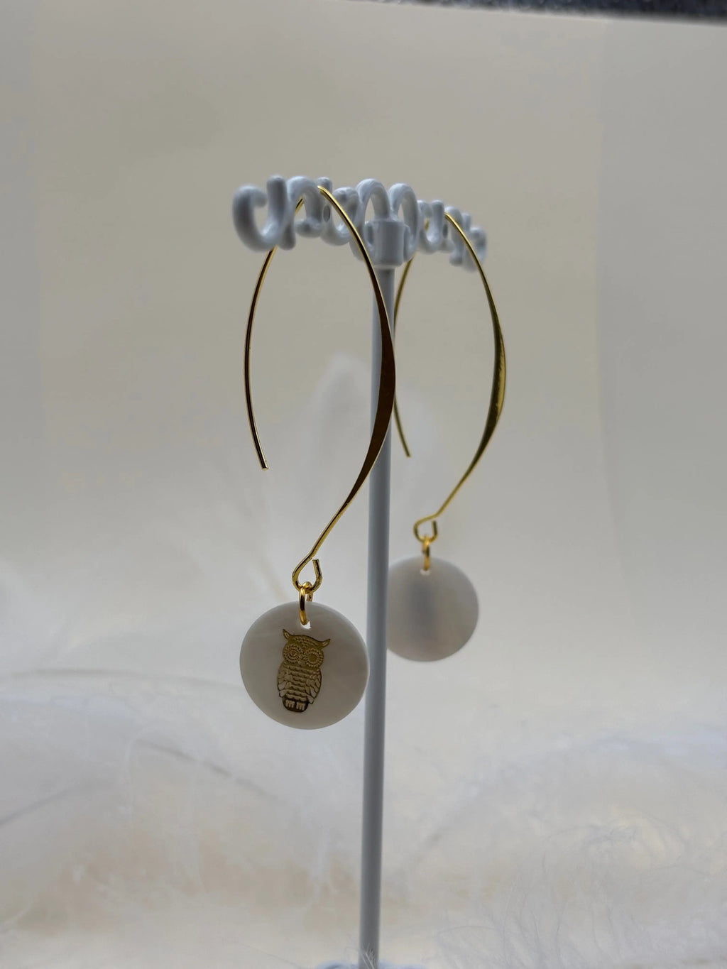 Paire de boucles d'oreilles pendentif avec une pastille nacrée et dessin de hibou doré