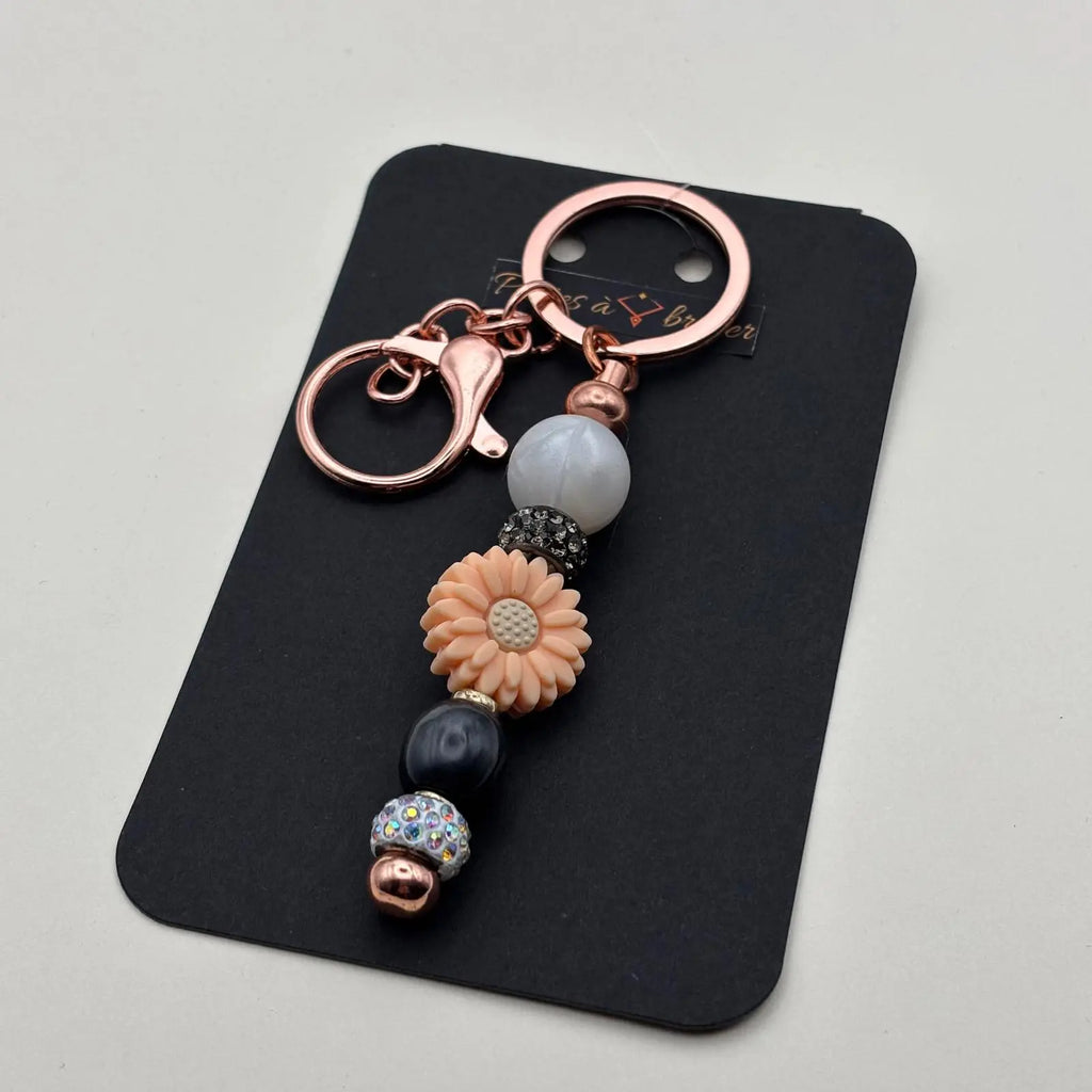 Porte clé en perles motif perles et fleur orange