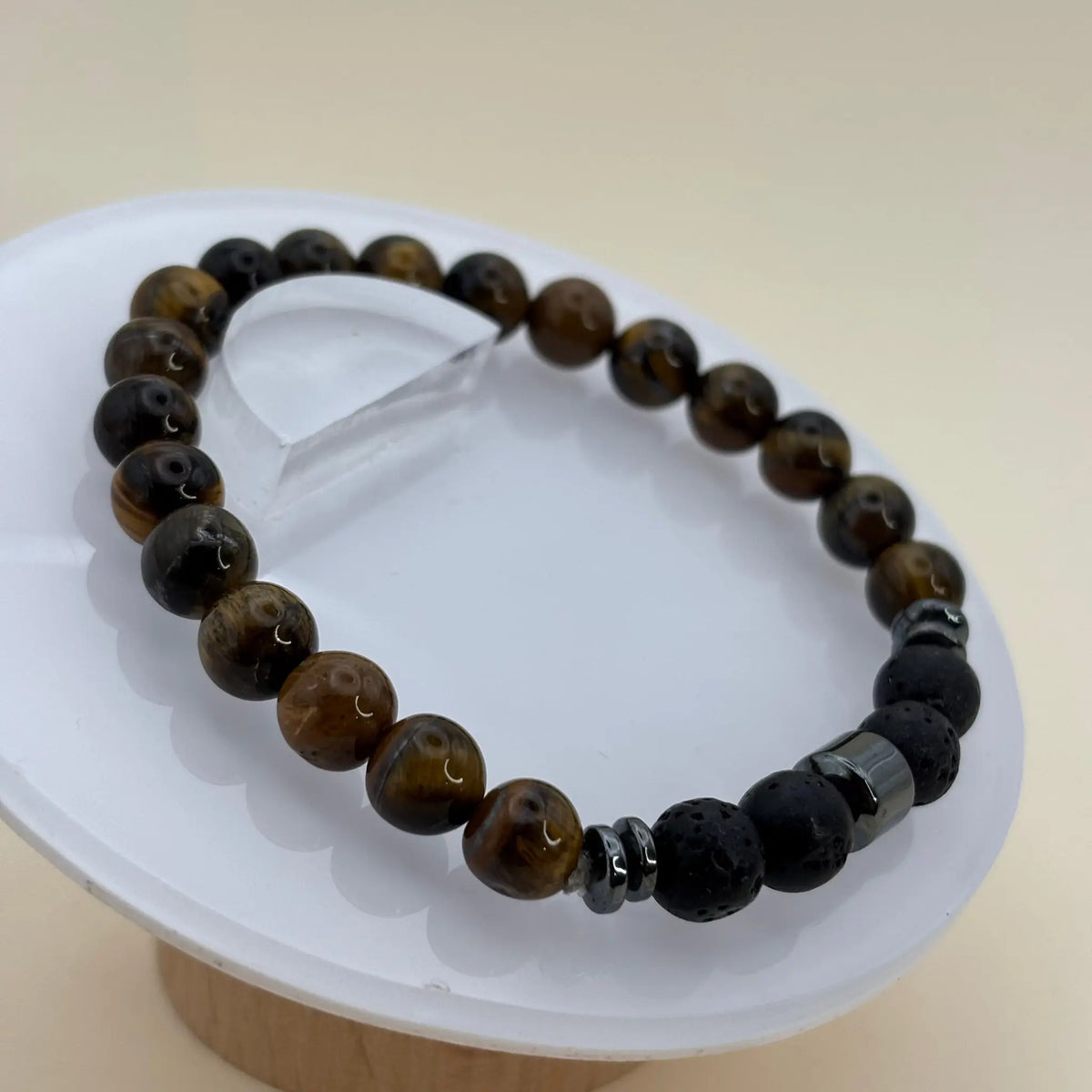 Un bracelet artisanal en perles pour homme sur élastique avec des perles oeil de tigre, perles de lave