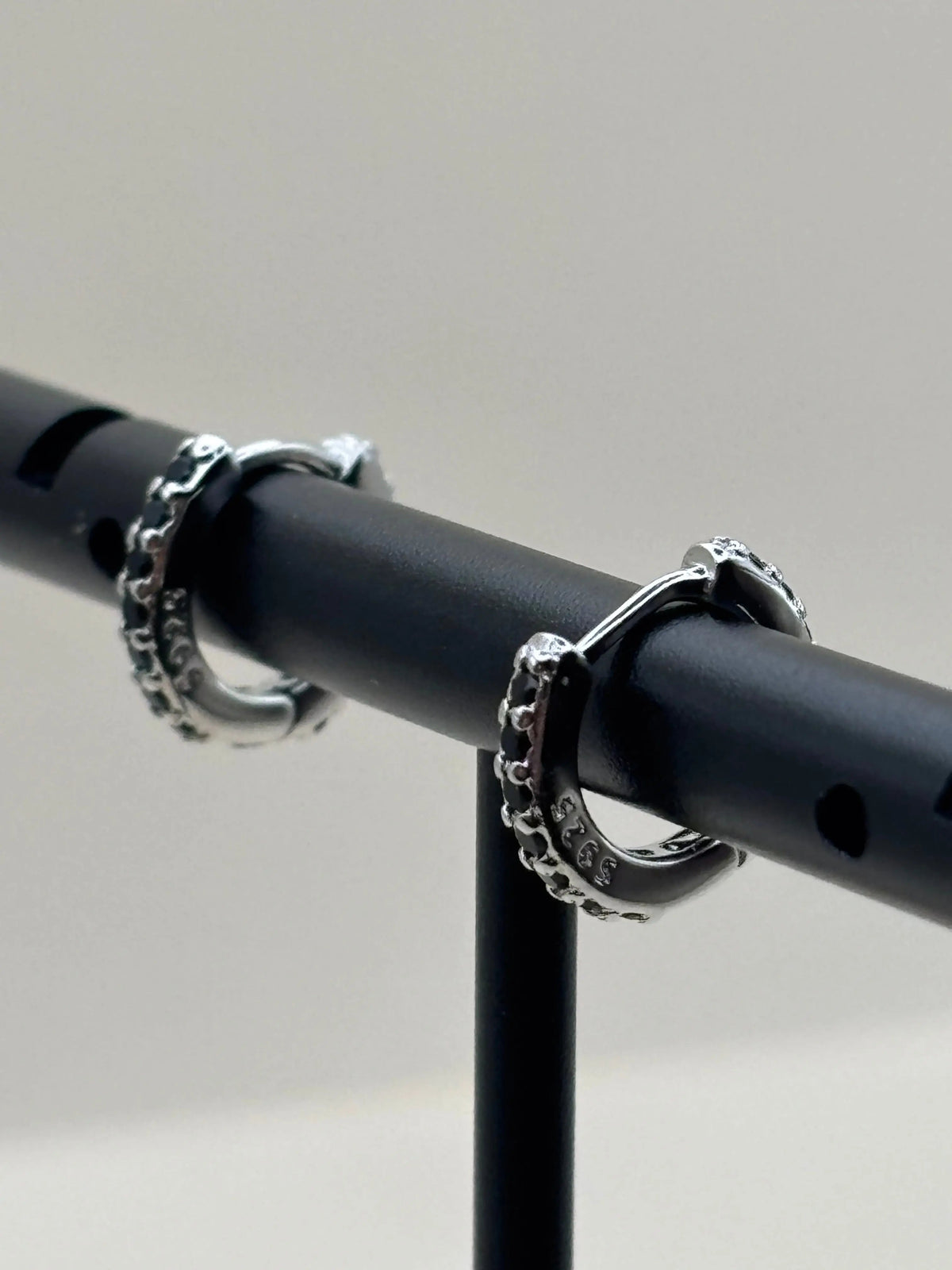 Un piercing de nez en argent 925, orné de zircons noirs