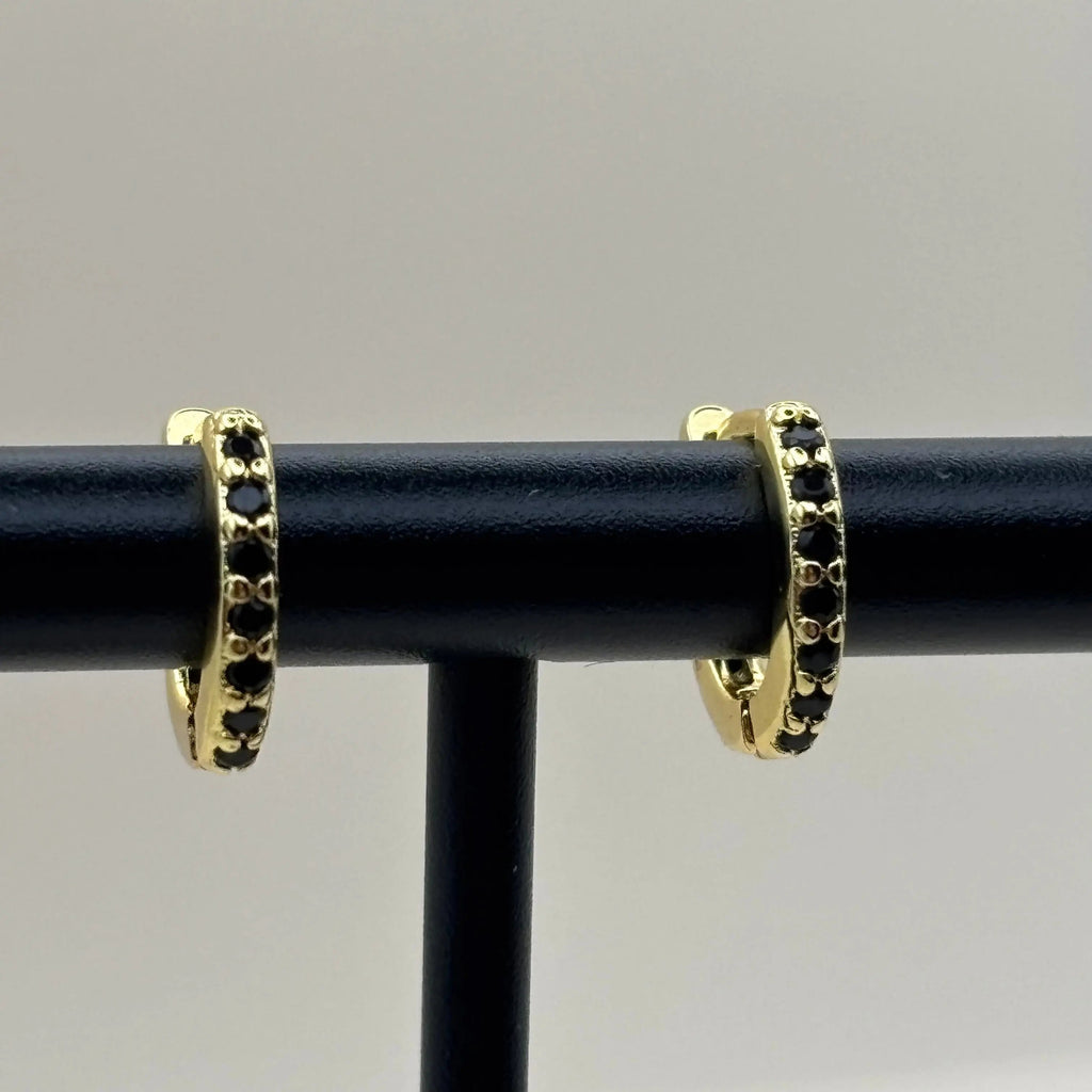 Piercing de nez en plaqué or 18 carats, orné de zircons noirs.