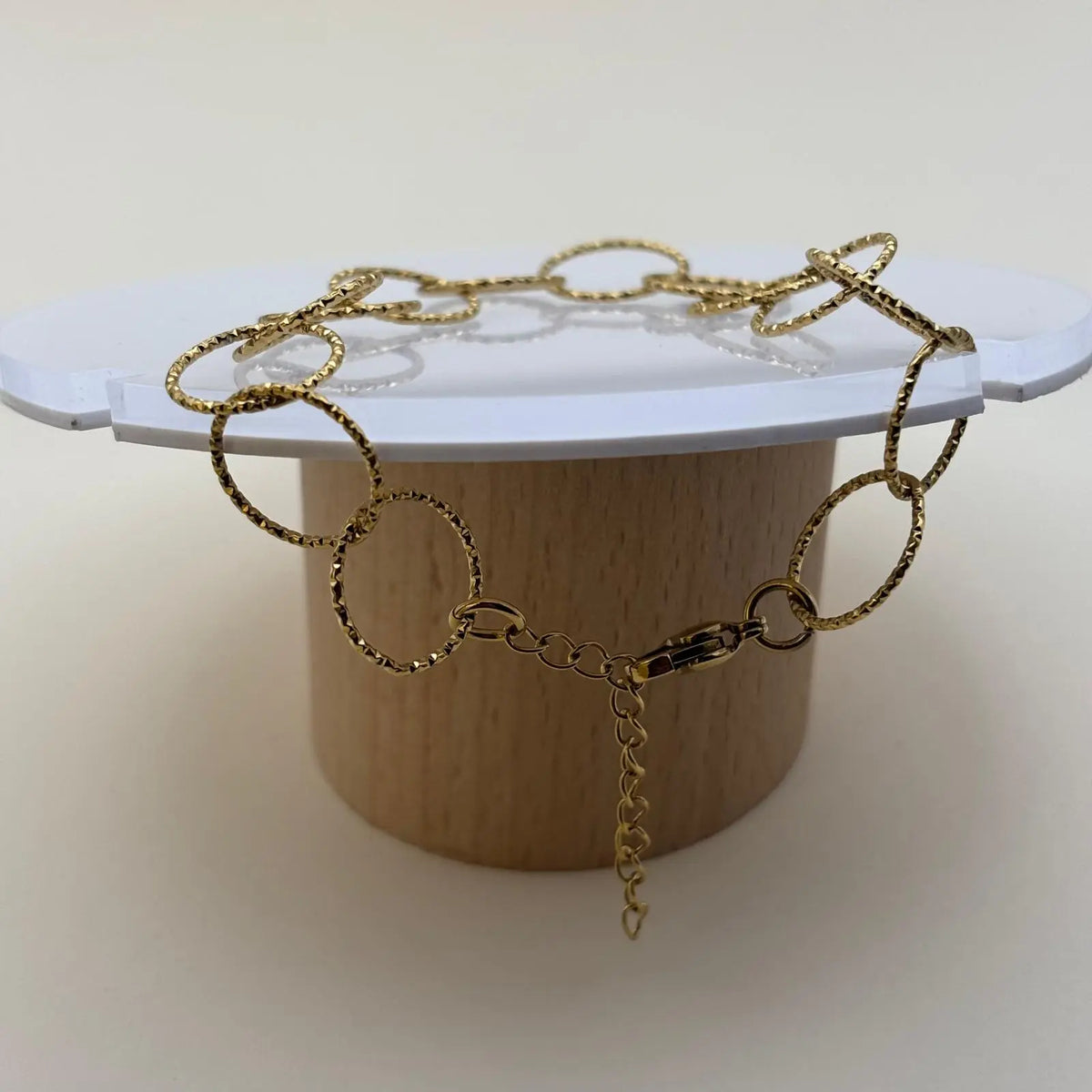 Bracelet couleur dorée avec des anneaux dorés et médaillon avec un fermoir par barre