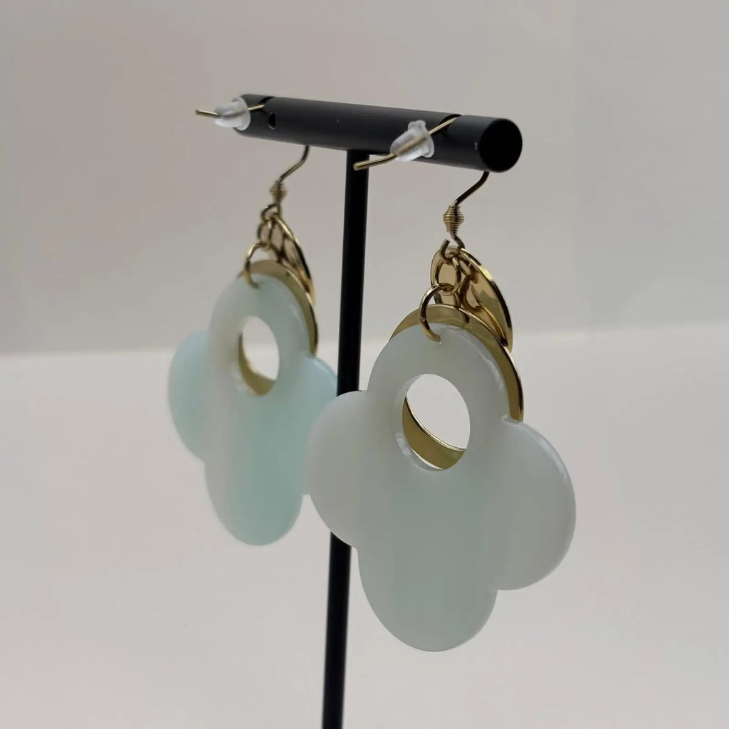 Boucles d'oreilles dorées avec fleur stylisée en résine turquoise et anneaux dorés