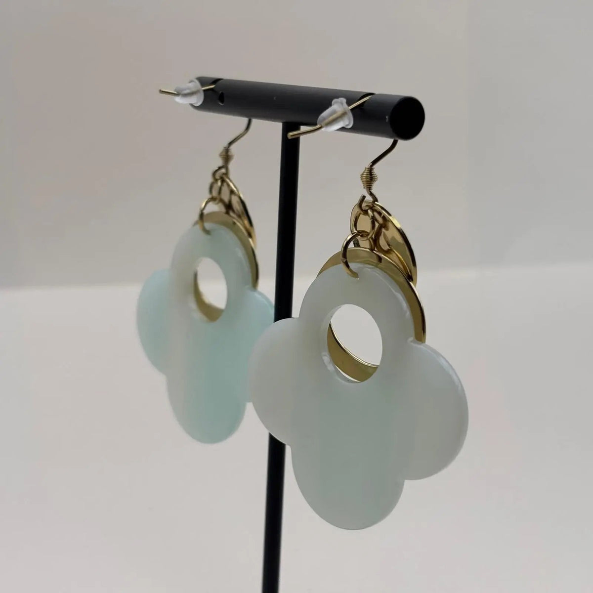 Boucles d'oreilles dorées avec fleur stylisée en résine turquoise et anneaux dorés