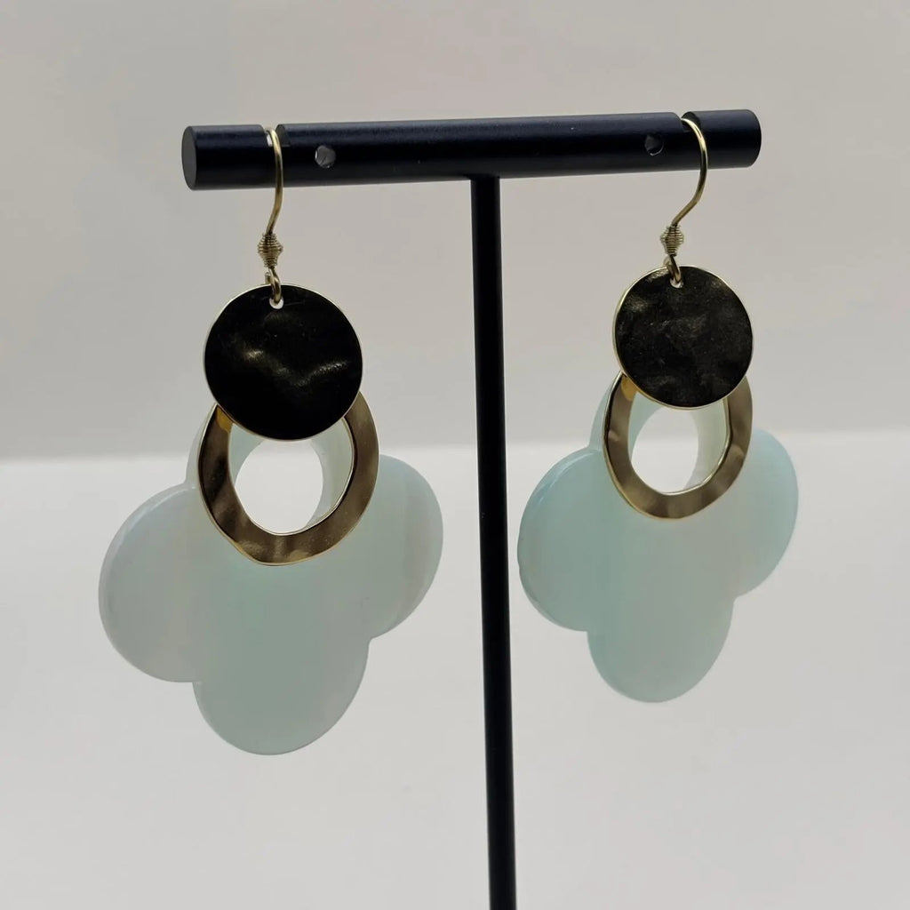 Des boucles d'oreilles dorées avec fleur stylisée en résine turquoise et anneaux dorés