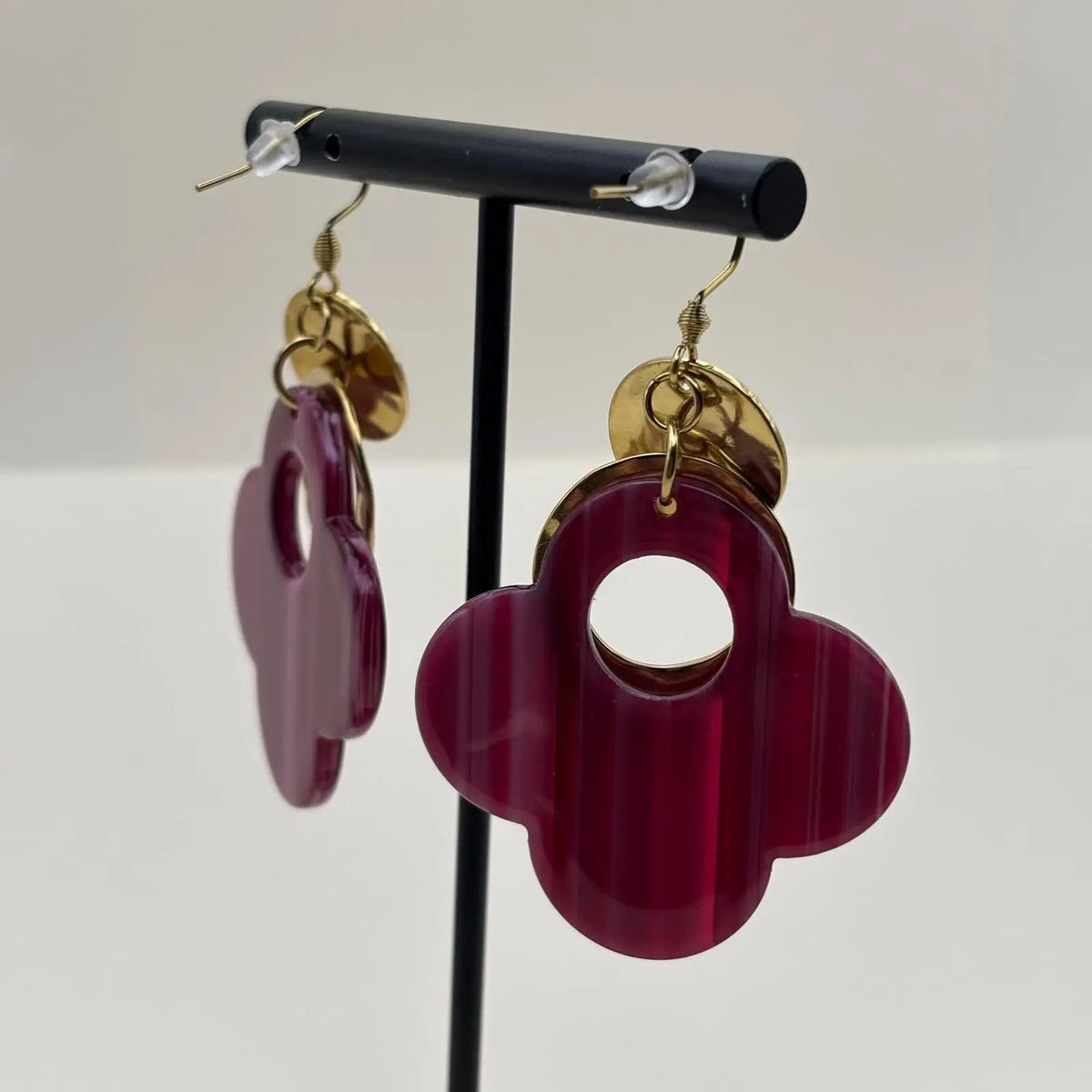 Boucles d'oreilles dorées avec fleur stylisée en résine mauve et anneaux dorés