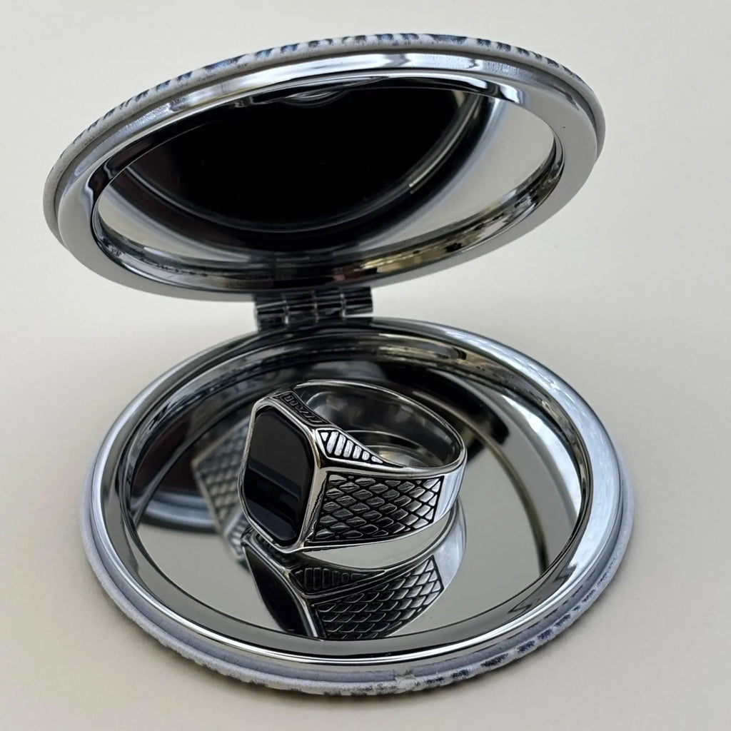 Chevalière argenté avec face en noir brillant et contour ciselé