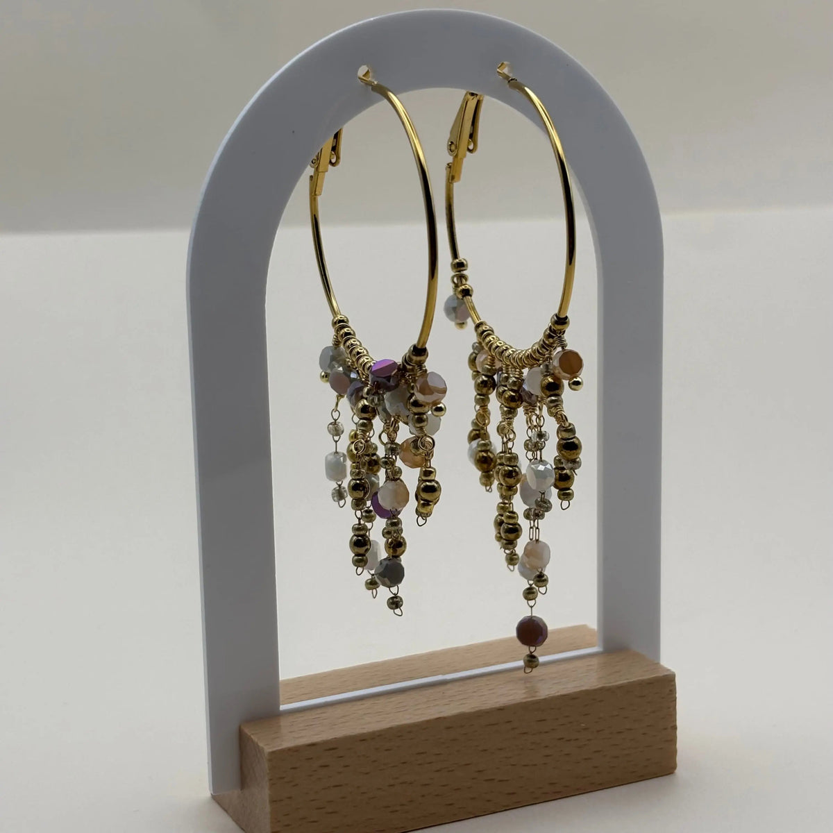 Boucles d'oreilles créoles dorées avec breloques perles de verre blanches en acier inoxydable