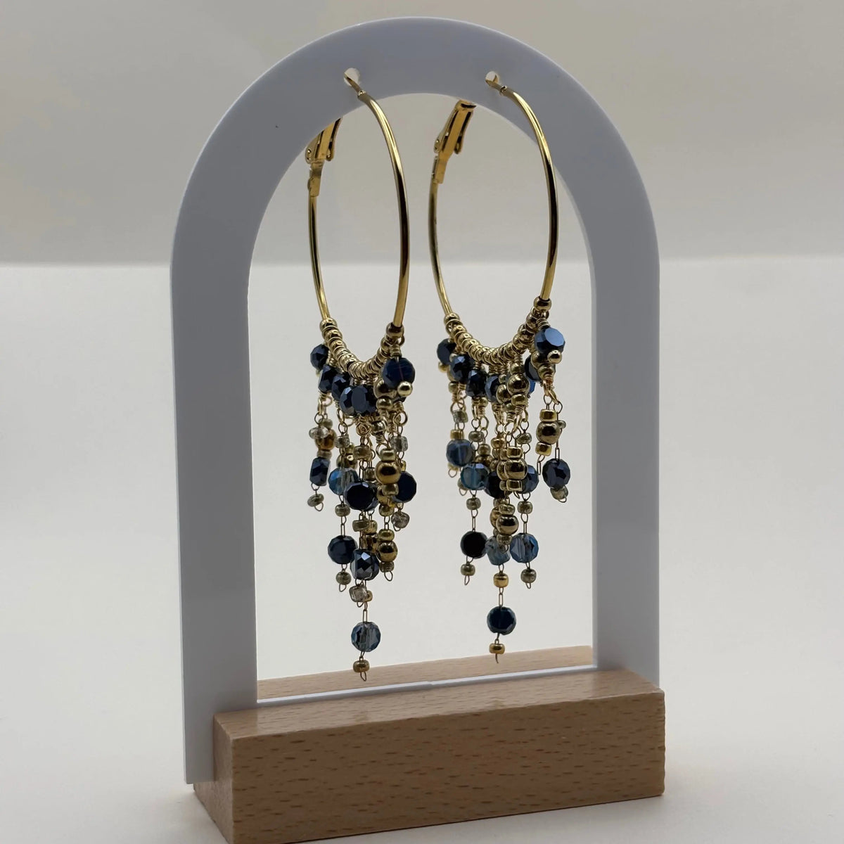 Boucles d'oreilles créoles dorées avec breloques perles de verre bleues en acier inoxydable