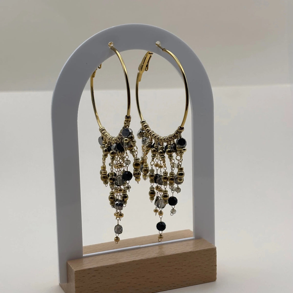 Boucles d'oreilles créoles dorées avec breloques perles de verre noires en acier inoxydable