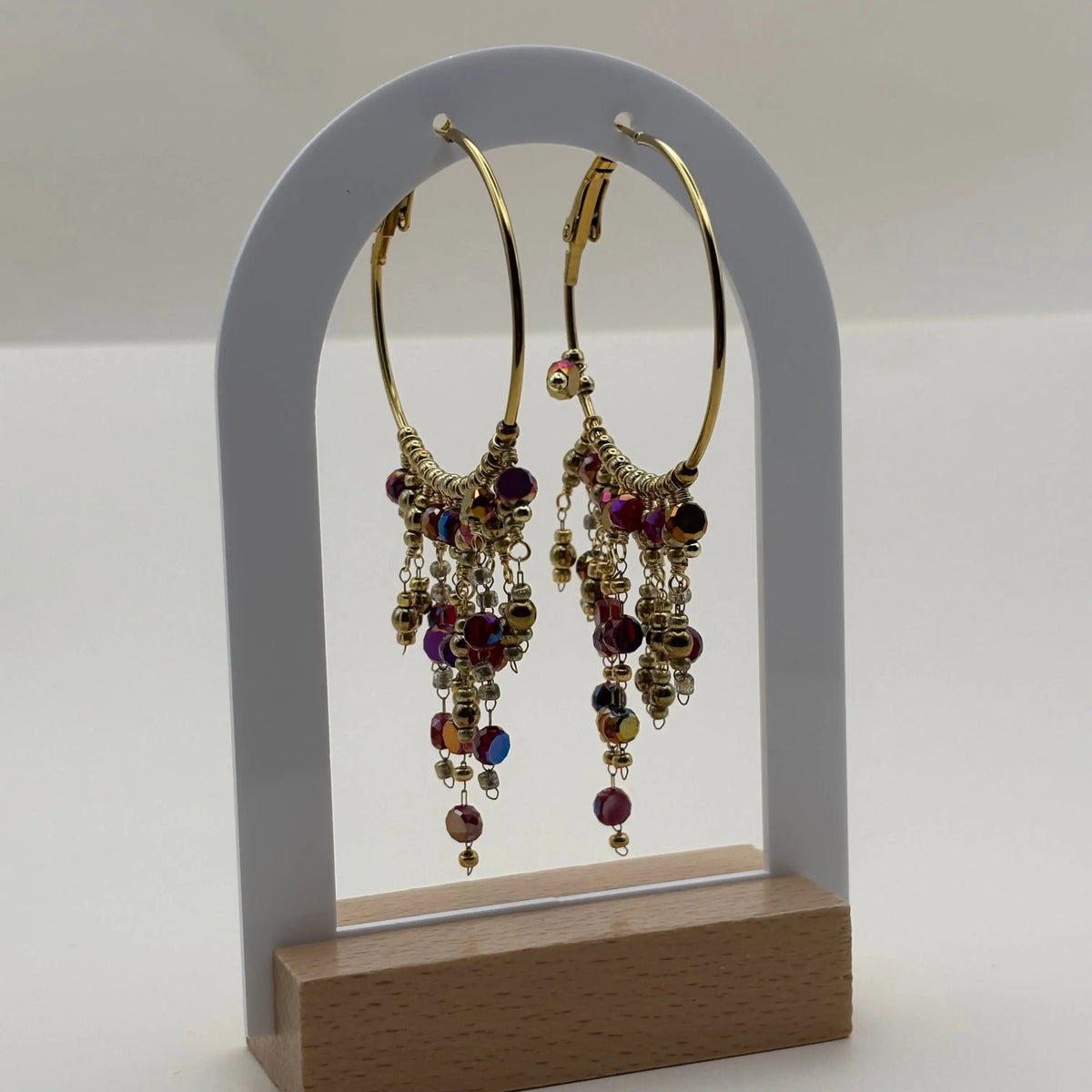 Boucles d'oreilles créoles dorées avec breloques perles de verre rouges en acier inoxydable