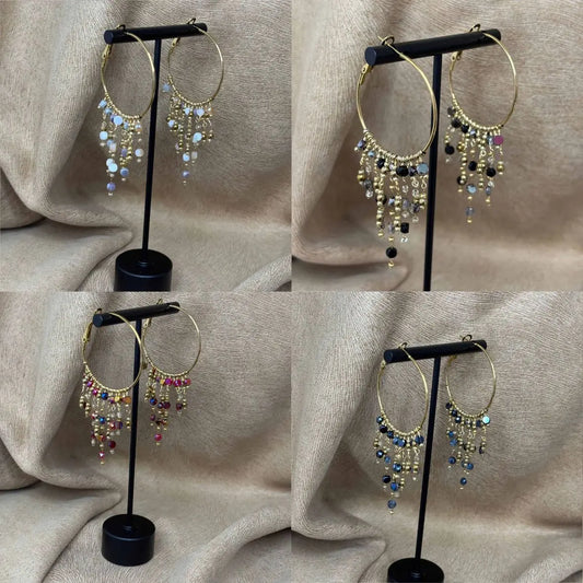 Boucles d'oreilles créoles dorées 3,5cm avec breloques perles de verre colorées. Acier inoxydable hypoallergénique. Style bohème chic.
