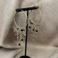 Boucles d'oreilles créoles dorées 3,5cm avec breloques perles de verre colorées noires. Acier inoxydable hypoallergénique. Style bohème chic.