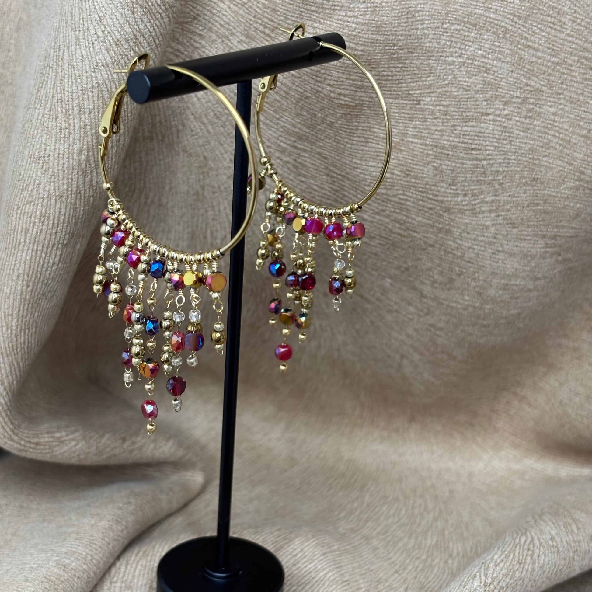 Boucles d'oreilles créoles dorées 3,5cm avec breloques perles de verre colorées rouges. Acier inoxydable hypoallergénique. Style bohème chic.