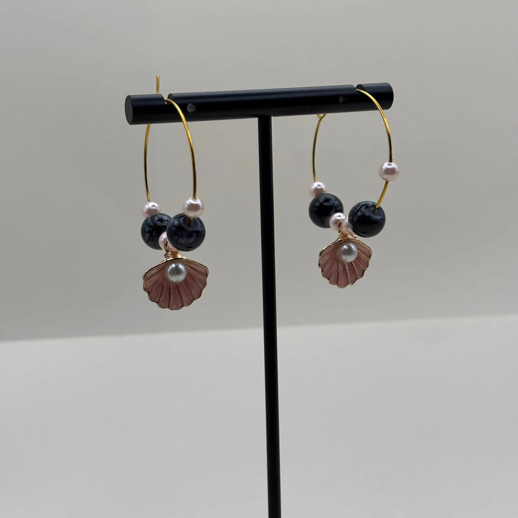 Boucles d'oreilles créoles dorées avec breloque coquille Saint jacques rose et perles