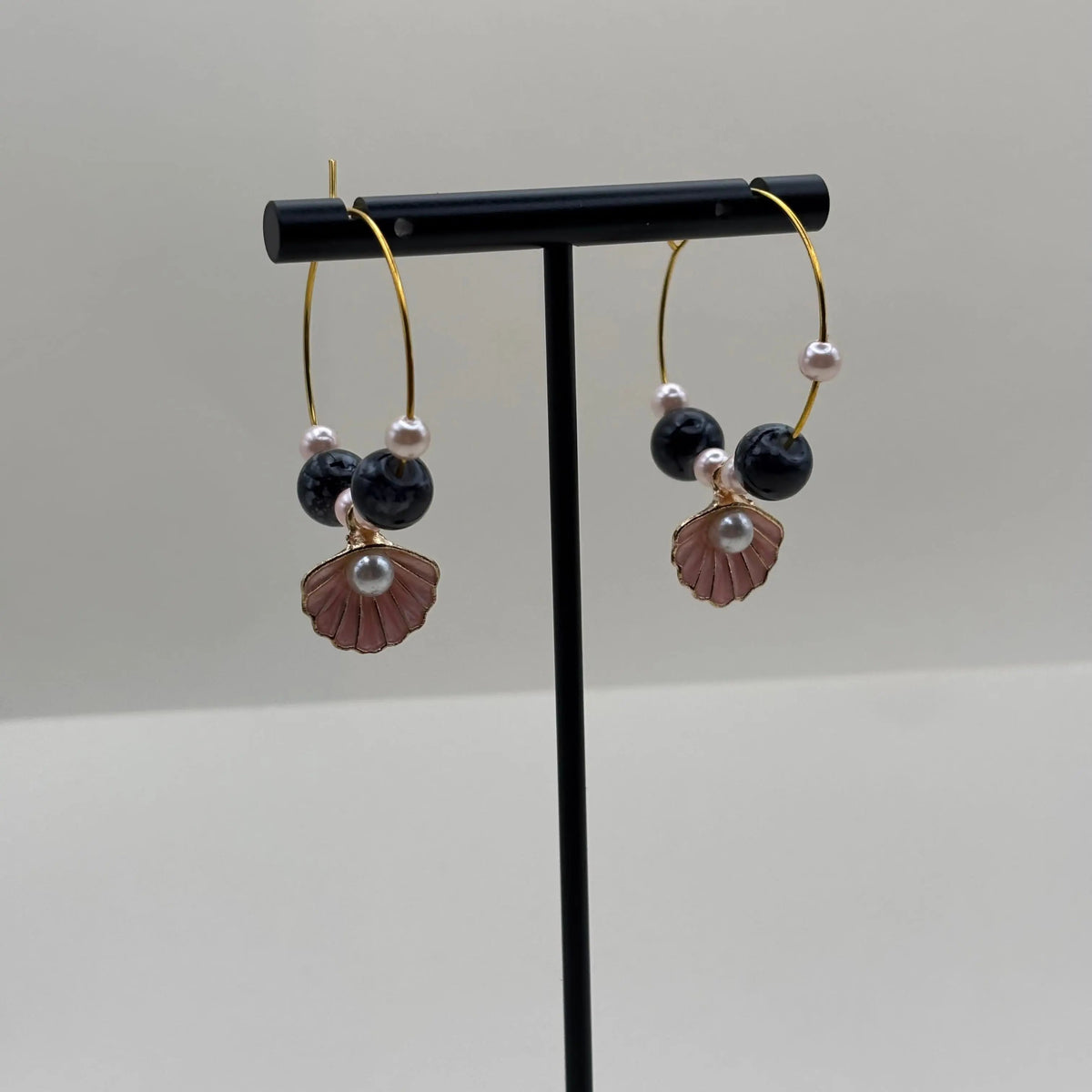 Boucles d'oreilles créoles dorées avec breloque coquille Saint jacques rose et perles