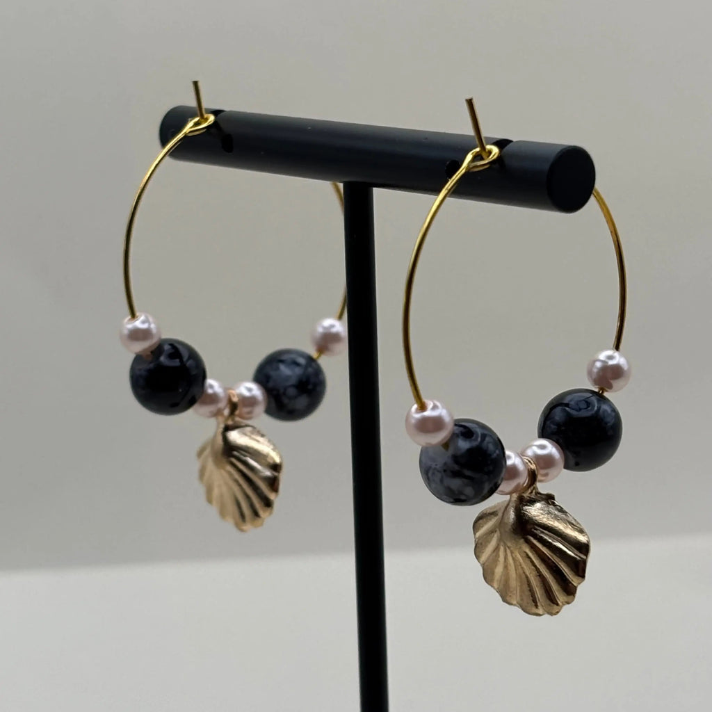 Une paire de boucles d'oreilles créoles dorées avec breloque coquille Saint jacques rose et perles