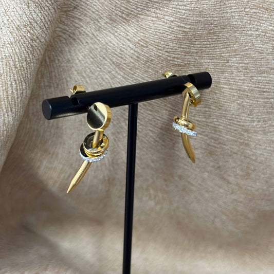 Boucles d'oreilles dorées | Motif clou et strass | Acier inoxydable