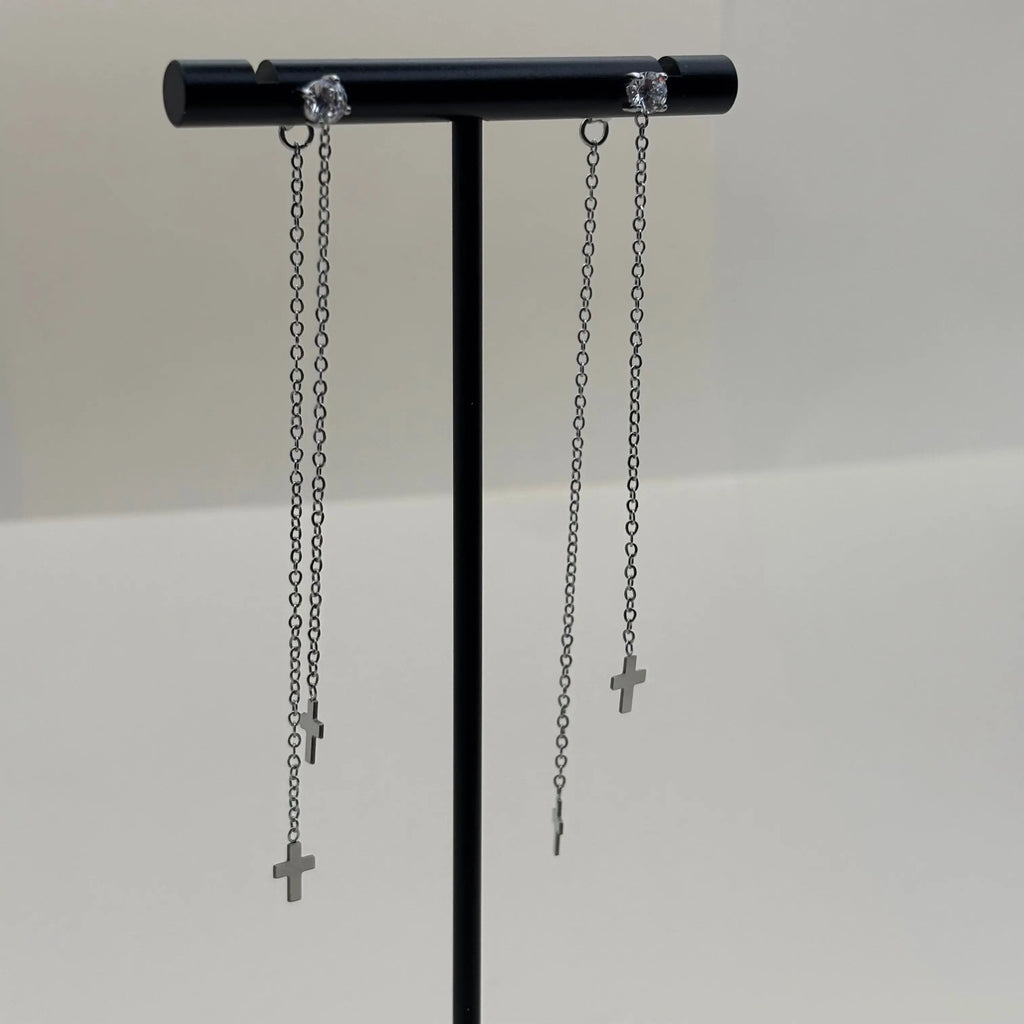 Boucles d'oreilles avec des petites croix sur base de brillants en argenté en acier inoxydable