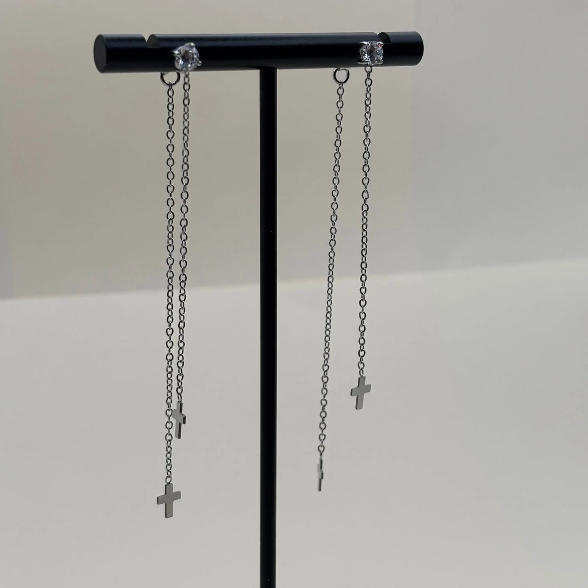 Boucles d'oreilles avec des petites croix sur base de brillants en argenté en acier inoxydable