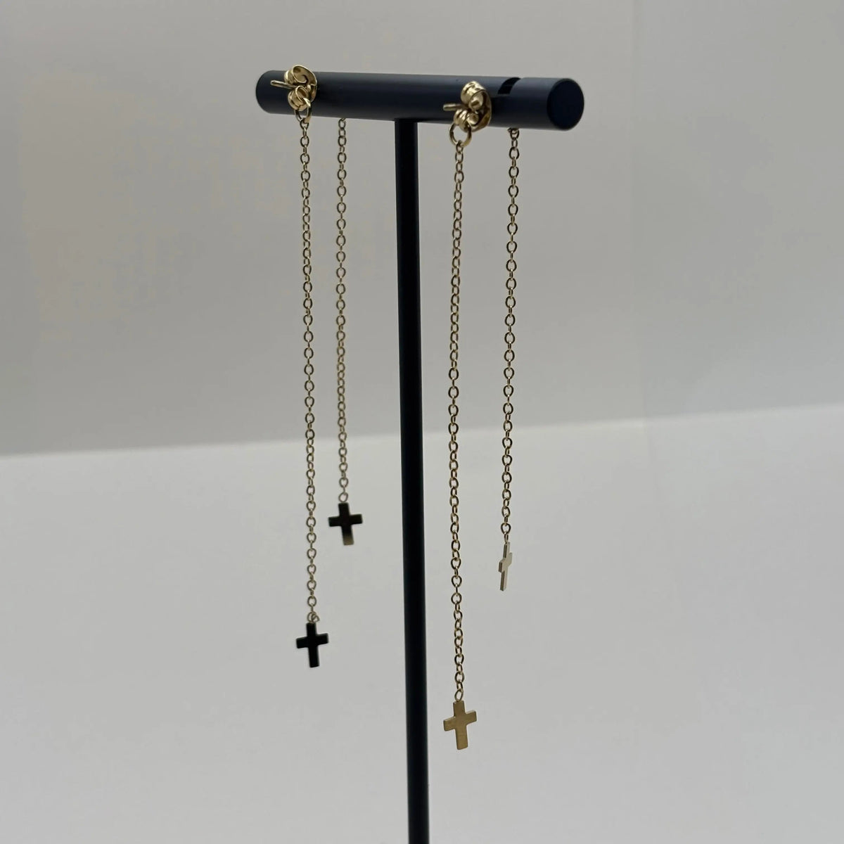 Boucles d'oreilles avec des petites croix sur base de brillants en doré en acier inoxydable