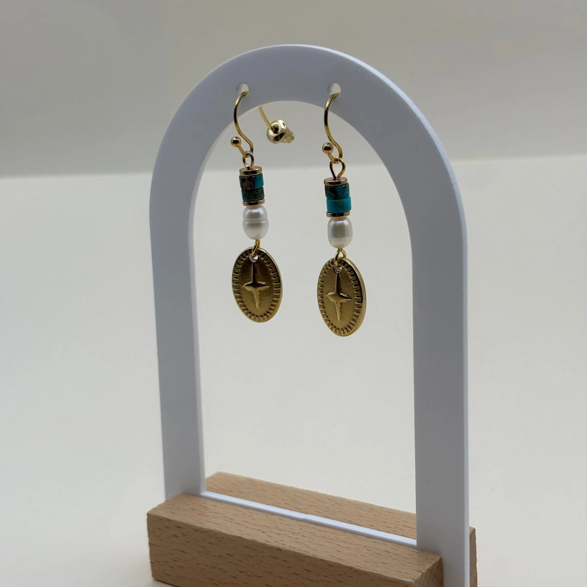 Boucles d'oreilles attache dorée avec breloque ovale rose des vents et perles bleues et blanches