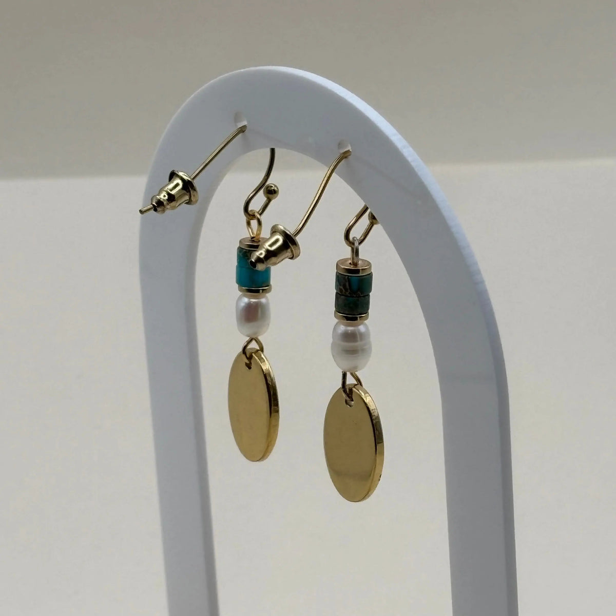 Boucles d'oreilles avec attache dorée avec breloque ovale rose des vents et perles bleues et blanches